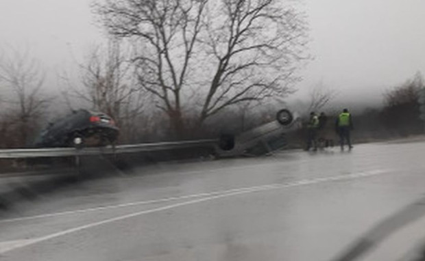 Три коли катастрофираха в рамките на минути по пътя София