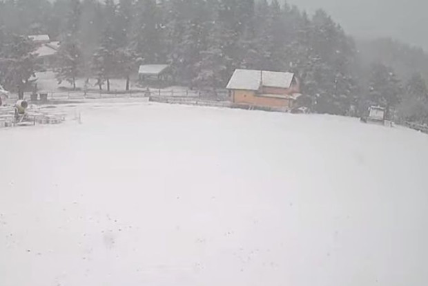 TD Сняг вали в района на Хижа Здравец и Копривките показа