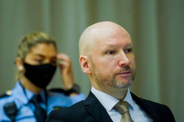 Massemorder Anders Breivik saksøker Norge for isolasjon