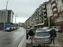 Младежи с кюстендилски джип мутреят на столична улица