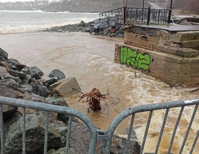 Заради дъжда: Затварят за движение два моста в Царево