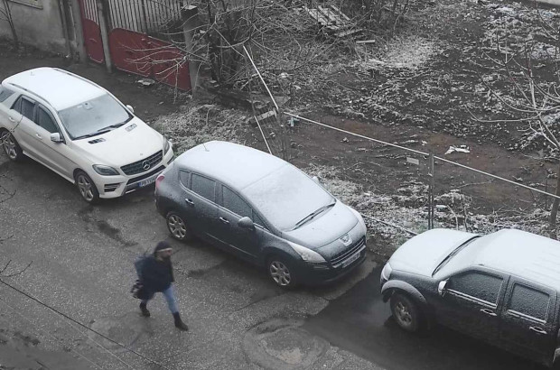 </TD
>Снегът стигна до Пловдив и буквално спря, предава Plovdiv24.bg. Снежна