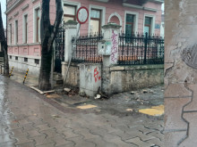 Емблематична улица във Варна се руши