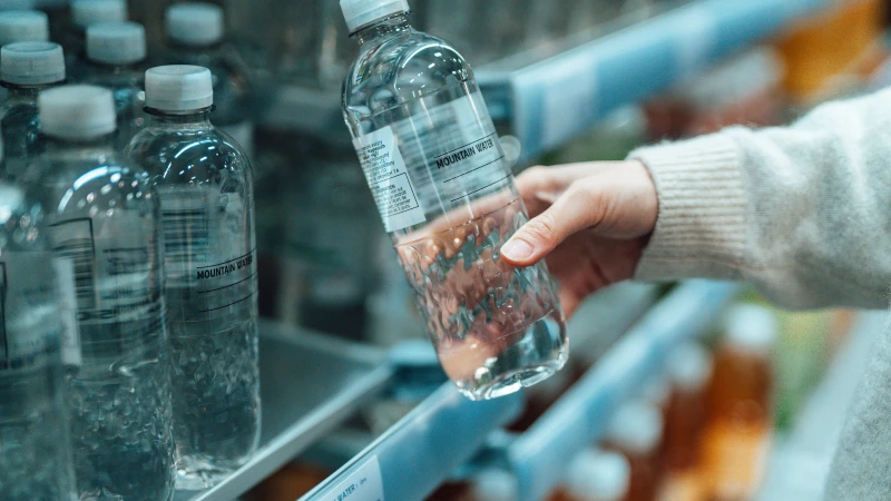 Учени откриха опасни частици в бутилираната вода