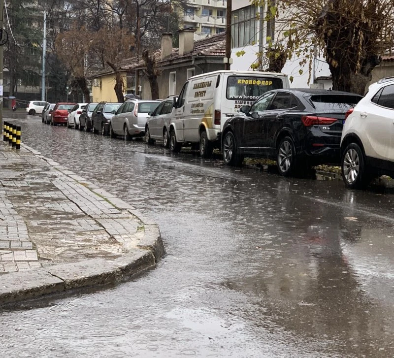 Новоасфалтирана улица в Пловдив под вода
