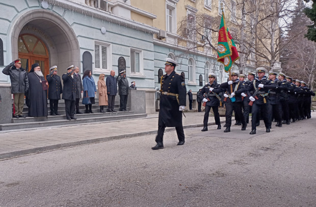 Десетки официални лица уважиха Висшето военноморско училище Н Й Вапцаров