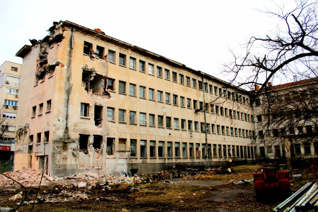 </TD
>Започна събарянето на сградата на бившия Родилен дом в Русе, видя Ruse24.bg. От фирмата