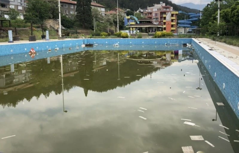 Какво е бъдещето на рушащия се аквапарк в Благоевград, отговаря кметът Байкушев