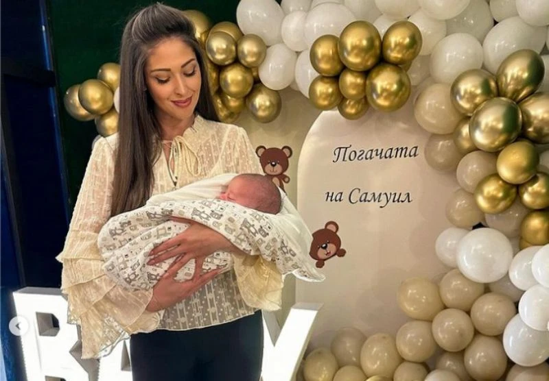 Семейство Роглеви с погача за бебето