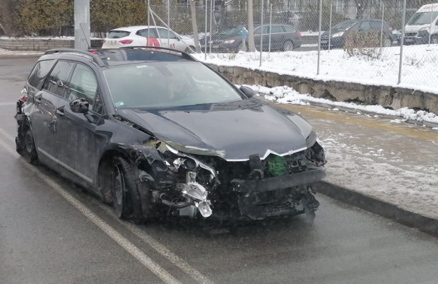 Катастрофа с два автомобила е станала на светофар на столичната улица "Каменоделска"