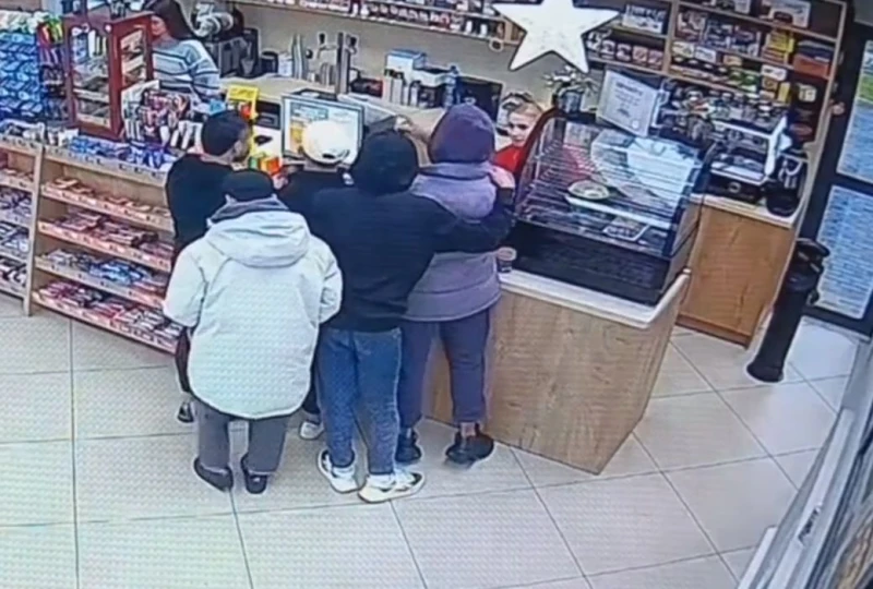 Арестуваха гаменчетата, откраднали дарения за болна жена! Изплуваха още провинения, били са задържани преди месец и пуснати на свобода