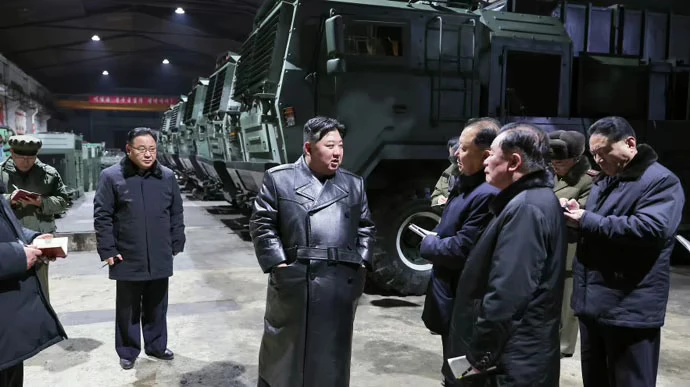 Ким Чен Ун посети военни заводи и заплаши да превърне Южна Корея в пепел