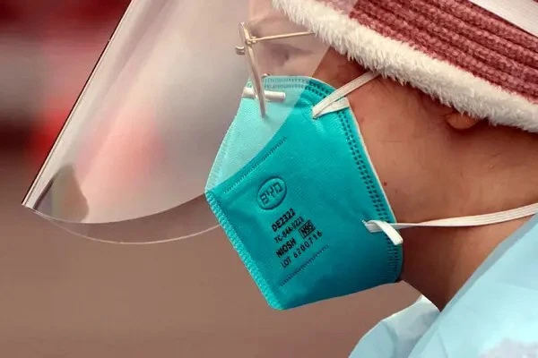 В Испания върнаха маските в болниците заради скока на случаите на грип и коронавирус