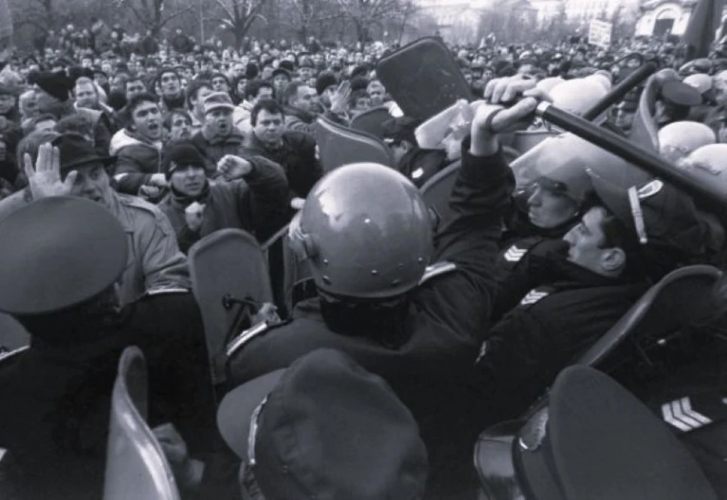 Преди 27 години: Щурмът на парламента и Жан-Виденовата зима
