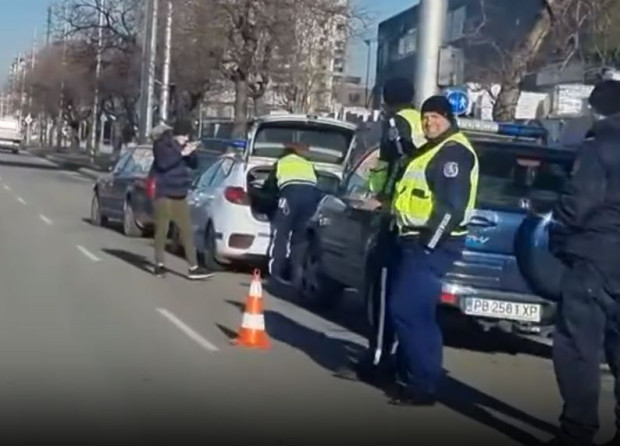 </TD
>Три патрулки са ситуирани на Асеновградско шосе в Пловдив тази