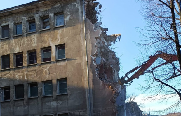 Възмутена дама: Тъжно и болно ми е заради сградата, в която са проплакали хиляди русенчета