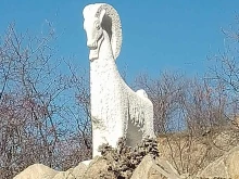 Заличиха драсканици на Младежкия хълм