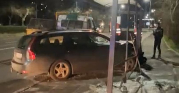 </TD
>Тежък пътен инцидент в Бургас. Кола помете автобусна спирка в