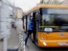 Криминално проявен столичанин нападна възрастна жена в градския транспорт 