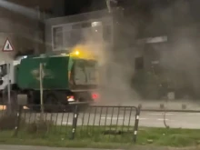 Отпред смуче, отзад издухва. Що е то?