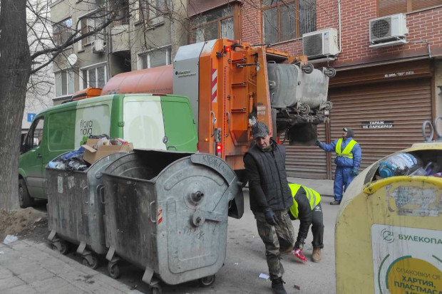 </TD
>От рано сутринта започна извънредно мащабно почистване на Пловдив. В