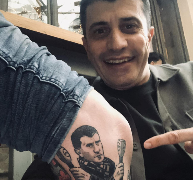 Мъж си татуира Жоро Игнатов от Съдебен спор на крака