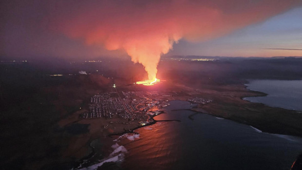 Вулканът в Югозападна Исландия изригна като разруши дигите които бяха