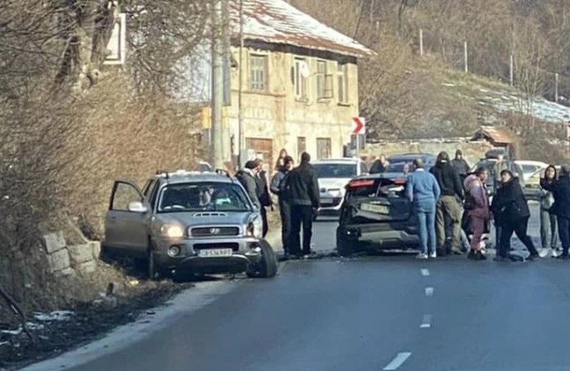 Възстановено е движението по пътя София - Перник в района на Владая след тежката катастрофа