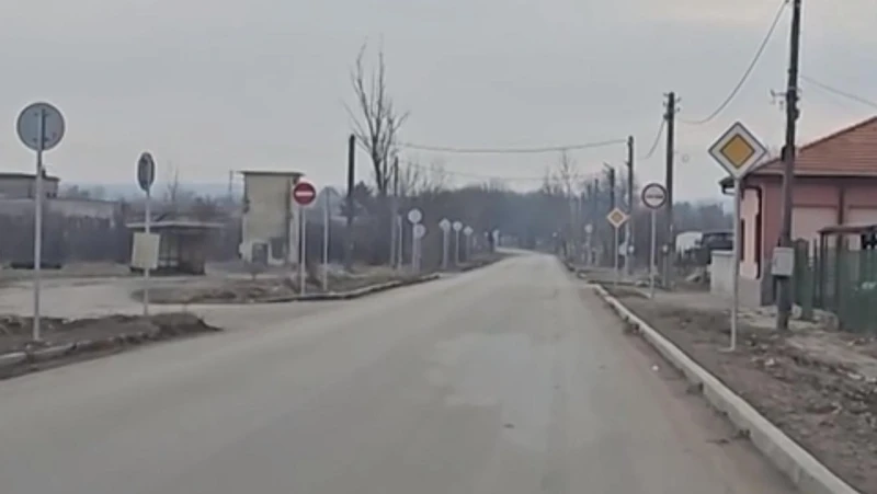 Абсурд! Българско село е за "Гинес", над 100 пътни знака са наредени през 5 метра
