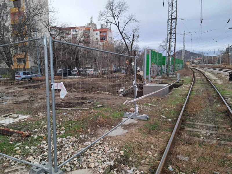 Започнаха строителните дейности по изграждането на пасарелка на Сточна гара