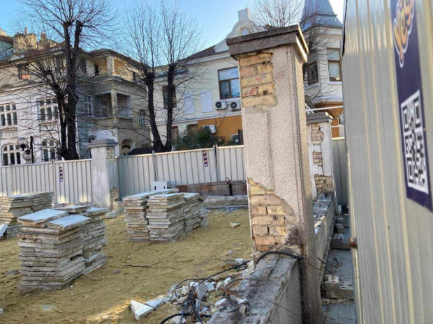 Събарянето на оградата на къщата на бул Сливница 20 и