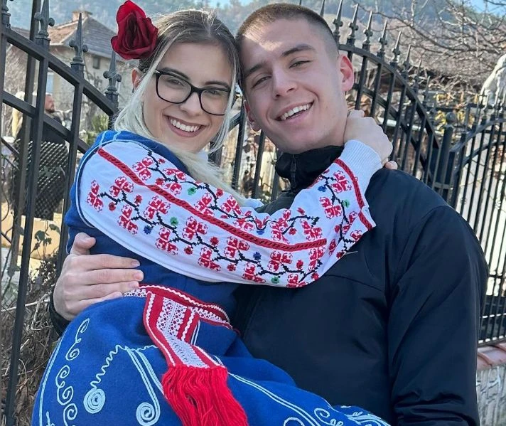 Рълев награби русокоса хубавица