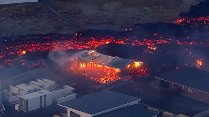 Лавата погълна къщи в Исландия след второто избухване на вулкана в Гриндавик