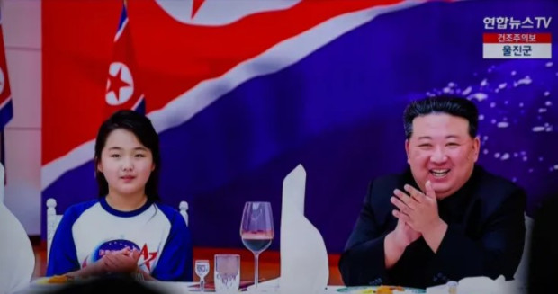 Ким Джу-е, малката дъщеря на севернокорейския диктатор Ким Чен-ун, е смятана за престолонаследник