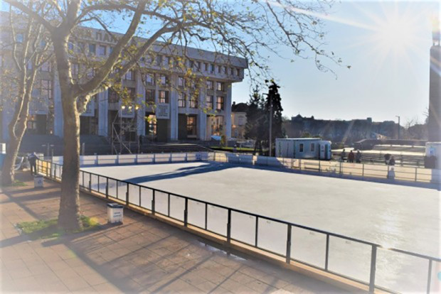 </TD
>Ледената пързалка на площад Тройката“ ще отвори за посетители в