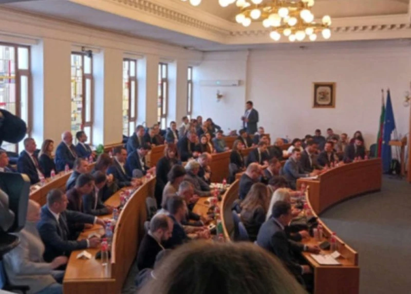Без поименно гласуване в общинските съвети, заседанията обаче ще се предават на живо