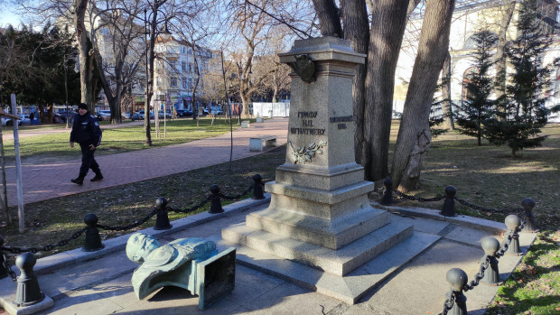 Започнаха реставрационните дейности по паметника на граф Игнатиев във Варна  