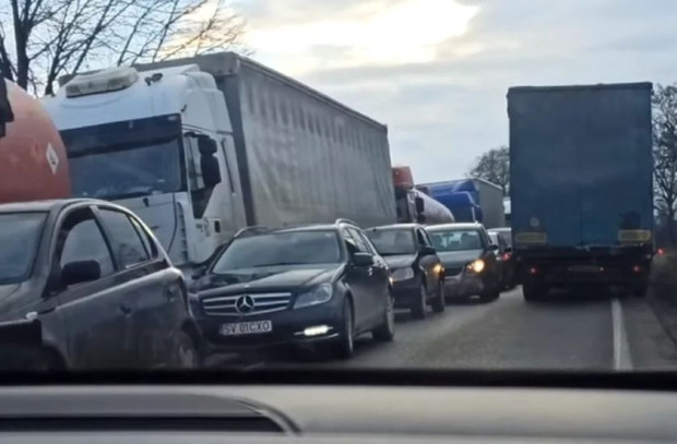 България отмъщава на австрийците Десетки товарни камиони стоят на границата