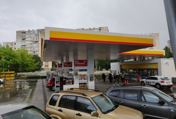 Shell е започнала стотици съкращения казаха източници запознати с въпроса