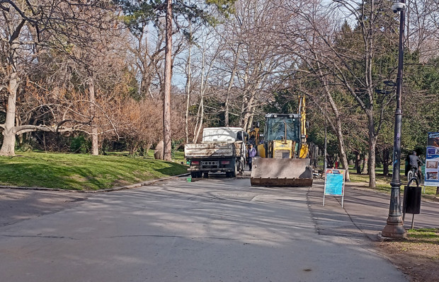 Авария отвори работа на ВиК Варна Прекъснат е водопровод на алеята