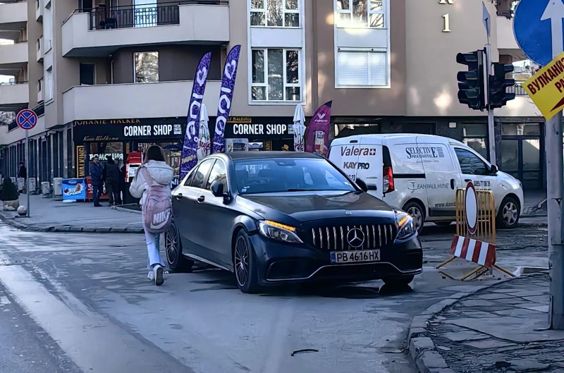 Мадамата с черния "мергел" с ново изпълнение