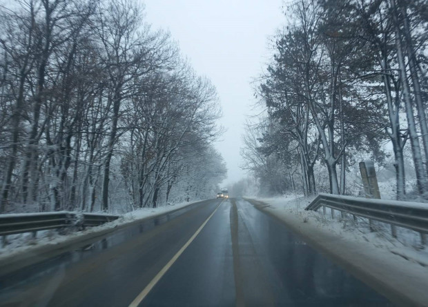 337 снегопочистващи машини  обработват пътищата от републиканската пътна мрежа съобщават