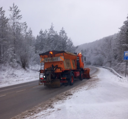 TD 337 снегопочистващи машини  обработват пътищата от републиканската пътна мрежа съобщават