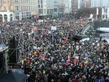 Десетки хиляди германци излязоха на протест в Хамбург срещу крайната десница