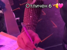 Певицата Емануела пише шестици на "студентите"