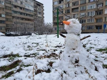 Бялата покривка в Ямбол стигна колкото за малък снежен човек