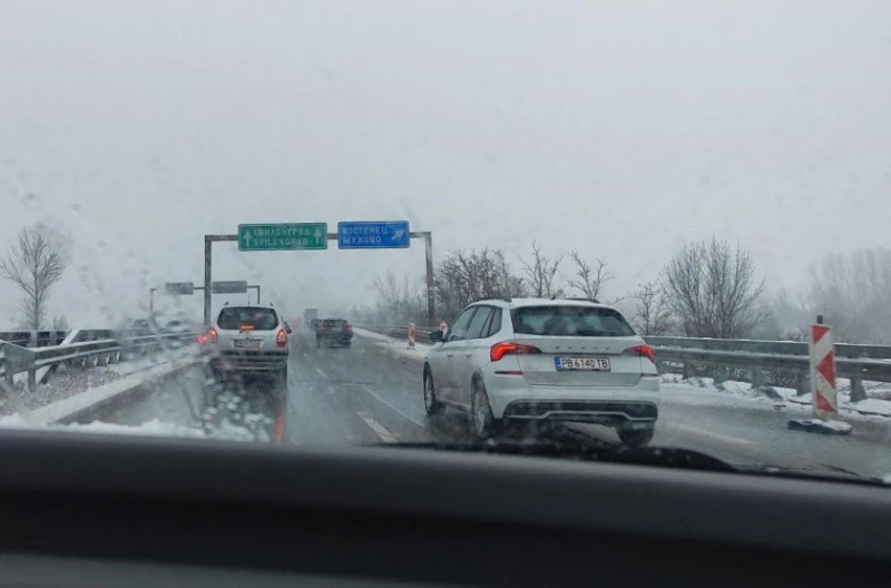 Читател на "Фокус": Не тръгвайте по АМ "Тракия", чакат ви колони от автомобили и ТИР-ове, навявания от сняг