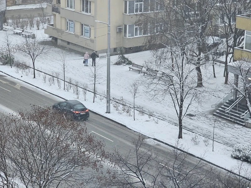 Заснежени са пътните настилки в Благоевград