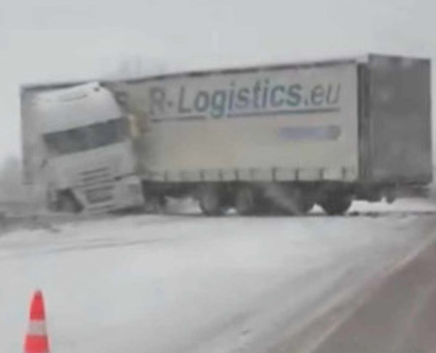 Тежкотоварен камион е аварирал на 93 км по АМ Тракия