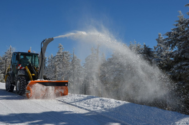 803 снегопочистващи машини обработват пътищата от републиканската пътна мрежа съобщиха